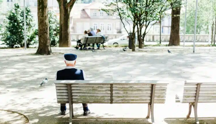 un retraité assis sur un banc